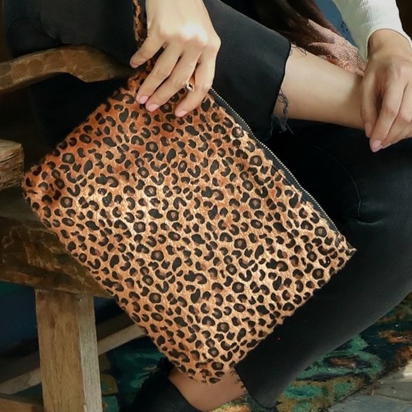 Boutique Handbags - Leopard Clutch